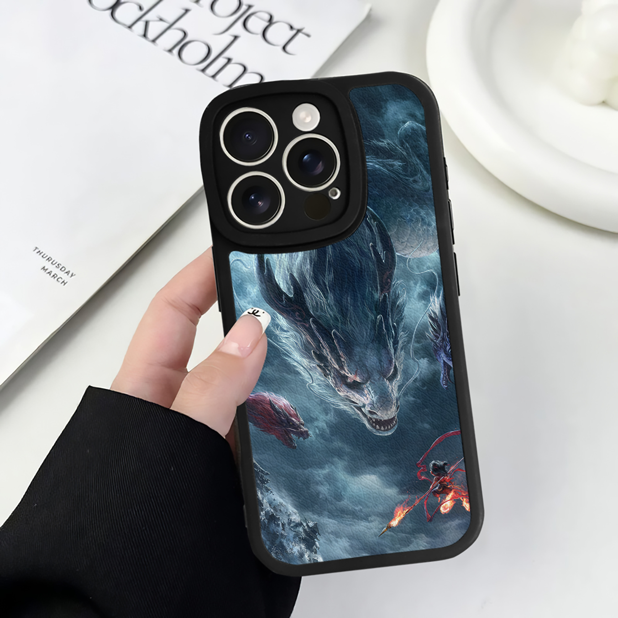（画像用） Ne Zha 2 ナタ 魔童の大暴れ 【iPhone 16シリーズ対応】シリコンスマホケース（レザー調） 材質：シリコン